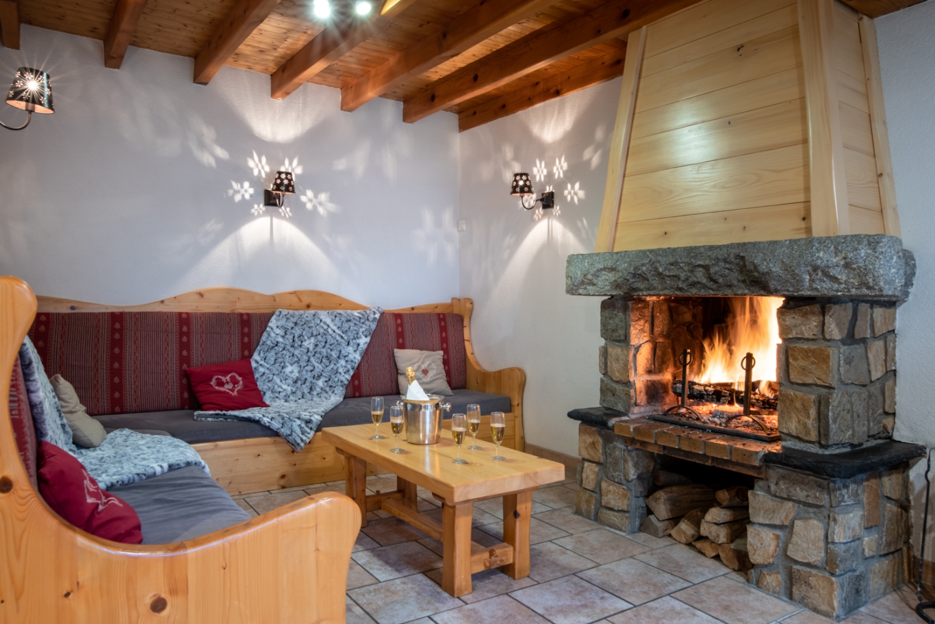 Chalet du Petit Ours Brun - Salon avec chemin&eacute;e