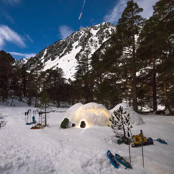 Profitez des activit&eacute;s hivernales disponibles pr&egrave;s de nos chalets (ski, raquettes, luge, patinoire)