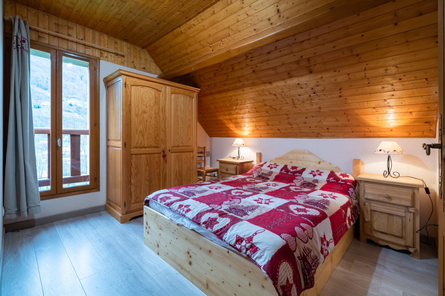 Chalet du Petit Ours Brun - Chambre avec lit en 140 et vue montagne