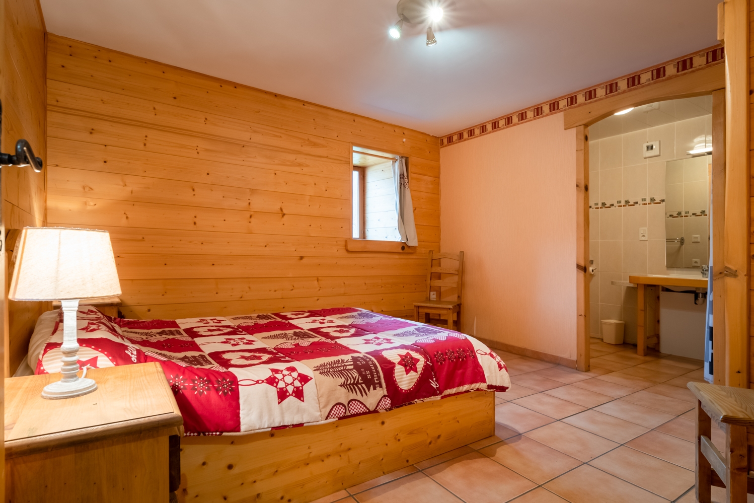Gîte La Grange - chambre et salle d'eau